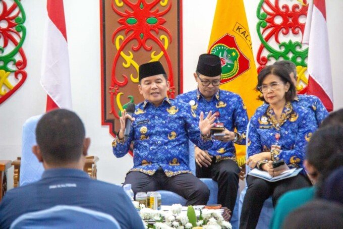 Gubernur Kalteng, H Agustiar Sabran, menyampaikan arahan saat pertemuan bersama insan pers di Istana Isen Mulang, Palangka Raya, Jumat (17/4).