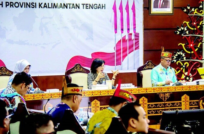 Pj Sekda Kalteng, Linae Victoria Aden memimpin Rapat Lanjutan Pembahasan Persiapan Peringatan Hari Jadi ke-69 Provinsi Kalteng 2026 di aula Bajakah, Lantai II Kantor Gubernur, Senin (13/4).