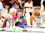 Gubernur Kalteng, H Agustiar Sabran (tengah) berbincang bersama Gubernur Kalsel, H Muhidin (kiri) di sela High Level Meeting TP2DD Wilayah Kalimantan Selatan yang digelar di Kahayan Ballroom Swiss-Belhotel Danum Palangka Raya, Rabu (15/4).