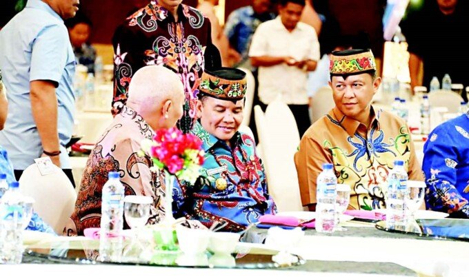 Gubernur Kalteng, H Agustiar Sabran (tengah) berbincang bersama Gubernur Kalsel, H Muhidin (kiri) di sela High Level Meeting TP2DD Wilayah Kalimantan Selatan yang digelar di Kahayan Ballroom Swiss-Belhotel Danum Palangka Raya, Rabu (15/4).