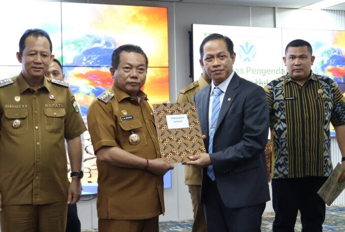 Menteri Lingkungan Hidup/BPLH Dr Hanif Faisol Nurofiq menyerahkan berita acara sarpras kepada Bupati Kapuas HM Wiyatno.