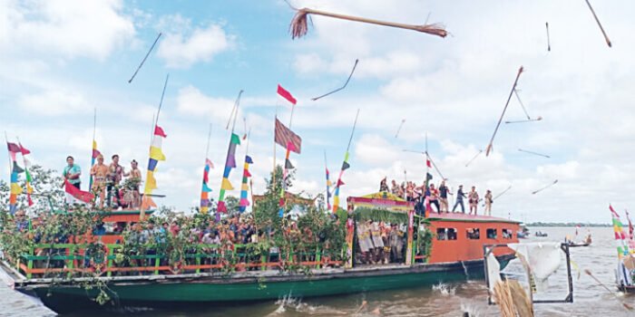Kapuas Suasana “perang” batang suli di Pelabuhan KP3 berlangsung meriah, Senin (6/4).