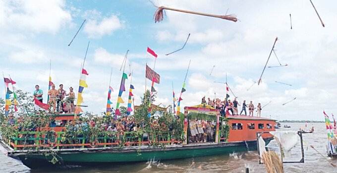 Suasana “perang” batang suli di Pelabuhan KP3 berlangsung meriah, Senin (6/4).