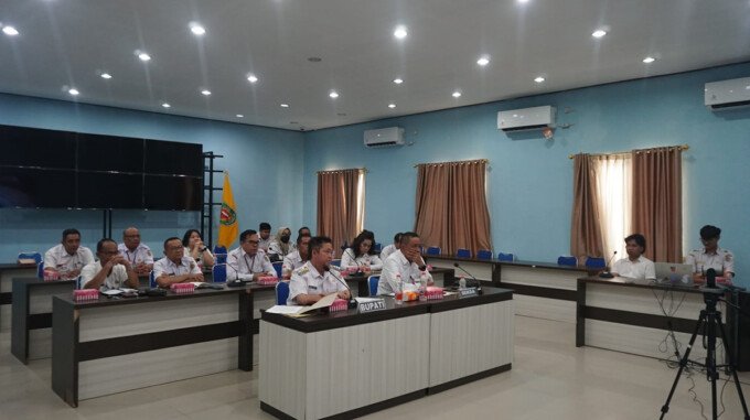 Bupati Katingan Saiful dan jajarannya, ketika mengikuti kegiatan forum Rembuk dan Bincang-Bincang Otonomi Daerah bersama Kemendagri secara daring dari Media Center Diskominfostandi Katingan, Rabu (1/4).