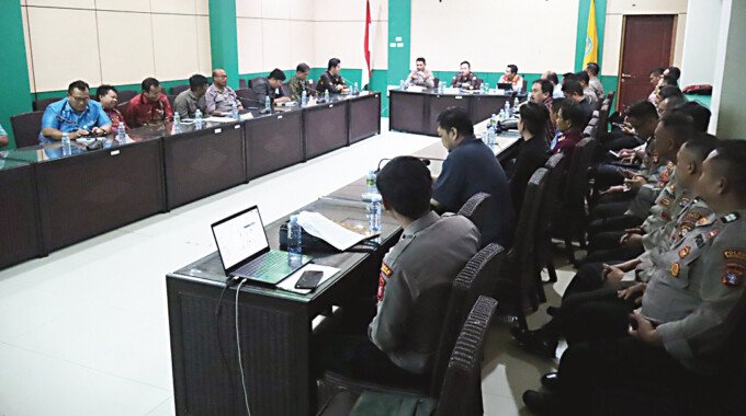 Bupati Katingan Saiful dan jajarannya, ketika rapat koordinasi di ruang rapat Bupati Katingan, Kamis (2/4).