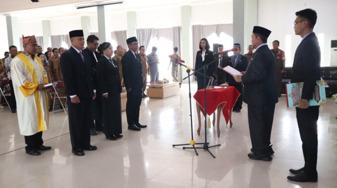 Bupati Katingan Saiful, ketika melantik Kepala Sekolah di Aula Dinas Pendidikan Kabupaten Katingan, Selasa (31/3).