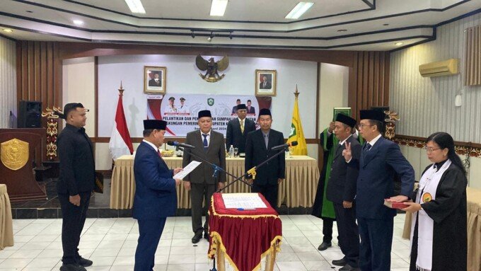 Bupati Kotim, H Halikinnor (kiri) melantik beberapa pejabat dilingkungan Pemerintah Kabupaten Kotim, Senin (6/4).