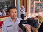 Kepala BKPSDM Kotim, Kamaruddin Makkalepu diwawancarai awak media usai kegiatan di Gedung Serbaguna Sampit, belum lama ini.