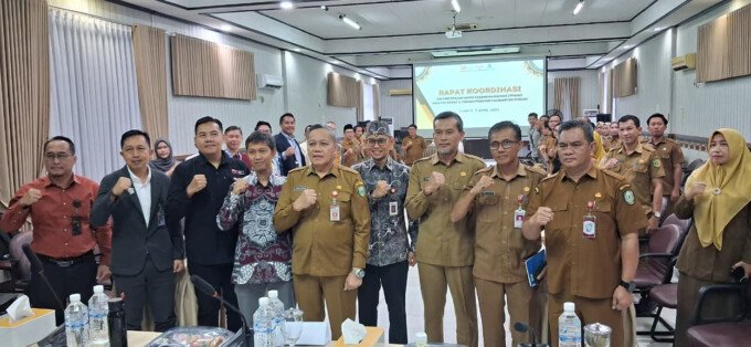 Pj Sekda Kotim Umar Kaderi berfoto bersama usai mengikuti Rapat Koordinasi TPAKD Provinsi Kalimantan Tengah Triwulan I Tahun 2026, Selasa (7/4).