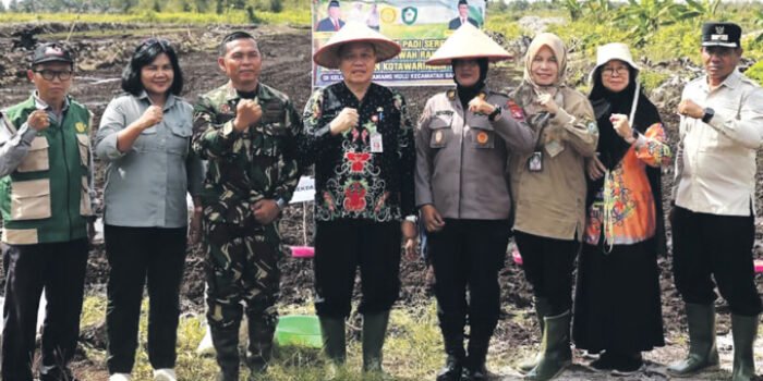 Pj Sekretaris Daerah Kotim, Umar Kaderi saat melakukan tanam serentak di lahan Cetak Sawah Rakyat, Kamis (9/4) kemarin.