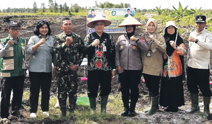 Pj Sekretaris Daerah Kotim, Umar Kaderi saat melakukan tanam serentak di lahan Cetak Sawah Rakyat, Kamis (9/4) kemarin.