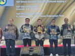Bupati Kotim, H Halikinnor beserta Direktur Perumda Tirta Mentaya, Ismanadi menerima penghargaan TOP BUMD Awards 2026, yang digelar di Dian Ballroom, Hotel Raffl es Jakarta, Senin (13/4).
