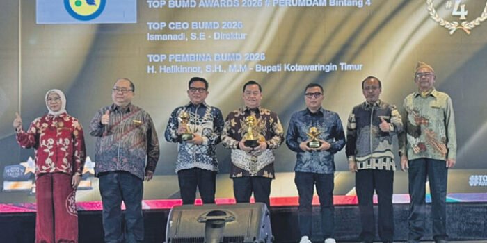 Bupati Kotim, H Halikinnor beserta Direktur Perumda Tirta Mentaya, Ismanadi menerima penghargaan TOP BUMD Awards 2026, yang digelar di Dian Ballroom, Hotel Raffl es Jakarta, Senin (13/4).