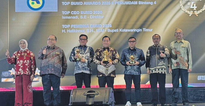 Bupati Kotim, H Halikinnor beserta Direktur Perumda Tirta Mentaya, Ismanadi menerima penghargaan TOP BUMD Awards 2026, yang digelar di Dian Ballroom, Hotel Raffl es Jakarta, Senin (13/4).