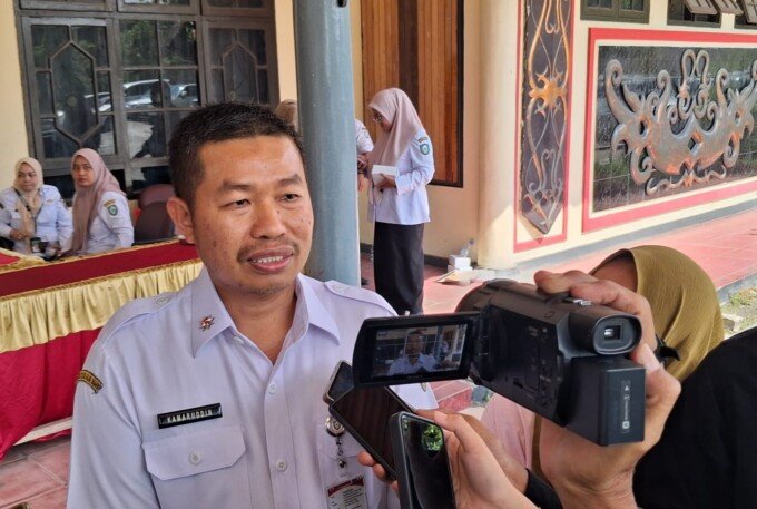 Kepala BKPSDM Kotim, Kamaruddin Makkalepu diwawancarai awak media usai kegiatan di Gedung Serbaguna Sampit, belum lama ini.
