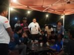 Bupati Lamandau, Rizky Aditya Putra, berbincang bersama warga disela-sela kegiatannya saat menghadiri Bazar UMKM Lamandau, belum lama tadi.