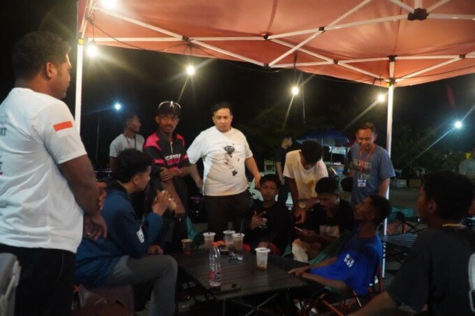 Bupati Lamandau, Rizky Aditya Putra, berbincang bersama warga disela-sela kegiatannya saat menghadiri Bazar UMKM Lamandau, belum lama tadi.