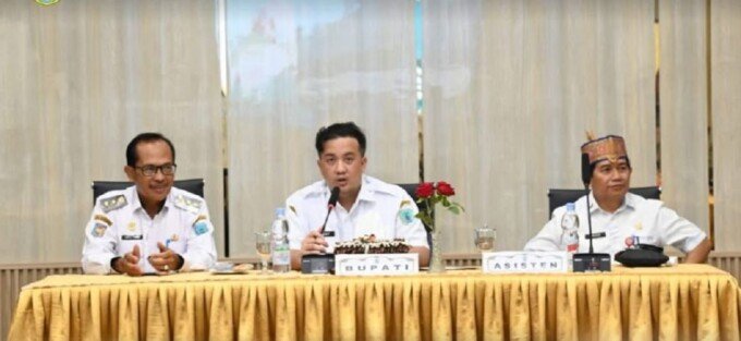 Bupati Lamandau, Rizky Aditya Putra (tengah) memimpin rapat bersama masyarakat Desa Batu Kotam, belum lama tadi.