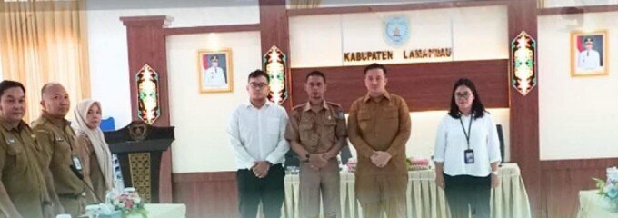 Bupati Lamandau, Rizky Aditya Putra (dua dari kanan) menghadiri entry meeting bersama Tim BPKP Kalteng, di Aula Bappedalitbang Lamandau, Senin (20/4).