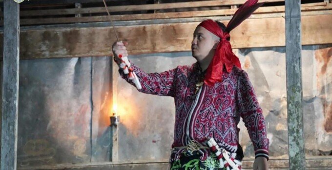 Bupati Lamandau, Rizky Aditya Putra disela-sela kegiatannya, saat beradu akting pada film Tanah Dayak, belum lama tadi.