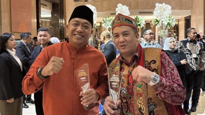 Bupati Lamandau, Rizky Aditya Putra (kanan), menerima penghargaan pada ajang National Governance Awards 2026, di Grand Ballroom The Ritz-Carlton, Jakarta, belum lama tadi.