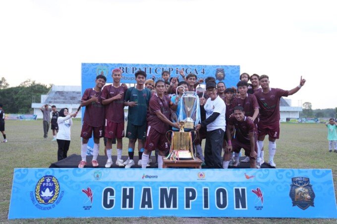Wakil Bupati Lamandau, Abdul Hamid menutup turnamen sepak bola Bupati Cup Liga 4 Kabupaten Lamandau tahun 2026, di Stadion Hinang Golloa, Nanga Bulik, Minggu (26/4).