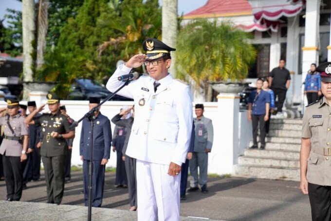Wakil Bupati Lamandau, Abdul Hamid memimpin apel upacara peringatan hari Otda tahun 2026, di halaman Kantor Bupati Lamandau, Senin (27/4).