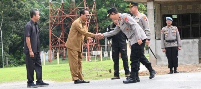 Wakil Bupati Lamandau, Abdul Hamid, menerima kunjungan kerja Wakapolda Kalteng, di Halaman Mapolres Lamandau, belum lama tadi.