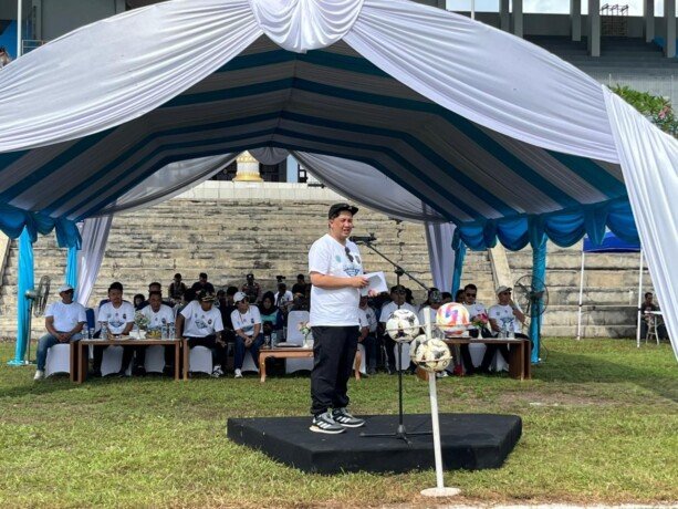 Bupati Lamandau, Rizky Aditya Putra membuka Turnamen Bupati Cup VI, di Stadion Hinang Golowa, Jalan Trans Kalimantan, Minggu (5/4).