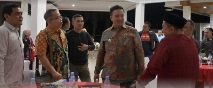 Lamandau Bupati Lamandau, Rizky Aditya Putra (tengah) menerima kunjungan kerja Kasrem 102/Panju Panjung, Kolonel Inf Jajang Kurniawan, di Lamandau, Minggu (5/4).