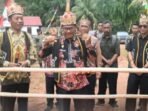 Lamandau Wakil Bupati Lamandau, Abdul Hamid (tengah) disela-sela kegiatannya saat menghadiri Pesta Tradisional Takin Padi, di Rumah Besar Desa Merambang, Kecamatan Bulik Timur, belum lama tadi.