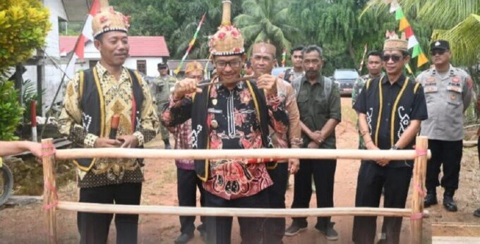 Lamandau Wakil Bupati Lamandau, Abdul Hamid (tengah) disela-sela kegiatannya saat menghadiri Pesta Tradisional Takin Padi, di Rumah Besar Desa Merambang, Kecamatan Bulik Timur, belum lama tadi.