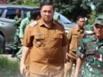 Bupati Lamandau, Rizky Aditya Putra (kiri) mendampingi kunjungan kerja Kasrem 102/Panju Panjung, Kolonel Inf Jajang Kurniawan, di Kabupaten Lamandau, belum lama tadi.