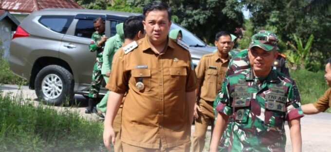 Bupati Lamandau, Rizky Aditya Putra (kiri) mendampingi kunjungan kerja Kasrem 102/Panju Panjung, Kolonel Inf Jajang Kurniawan, di Kabupaten Lamandau, belum lama tadi.