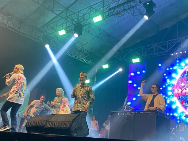 Wakil Bupati Lamandau, Abdul Hamid (tengah) menutup Bazar UMKM Vol II, di Alun-Alun Kota Nanga Bulik, Sabtu (11/4).