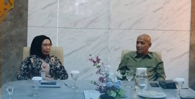 Kepala Dinas Kesehatan Lamandau, Rosmawati (kiri) saat menerima Kunker anggota Komisi lll DPRD Kotawaringin Timur, di Lobby Kantor Dinas Kesehatan Lamandau, belum lama tadi.