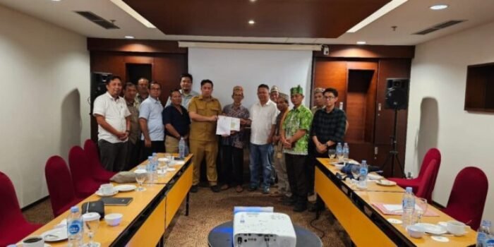 Bupati Lamandau Rizky Aditya Putra, bersama perwakilan masyarakat Tapin Bini dan Perusahaan PT Pilar Wanapersada, saat melaksanakan mediasi bersama, belum lama tadi.