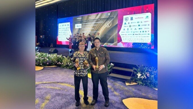 Lamandau Bupati Lamandau, Rizky Aditya Putra (kanan) saat menerima penghargaan pada ajang TOP BUMD Awards 2026, Senin (13/4).
