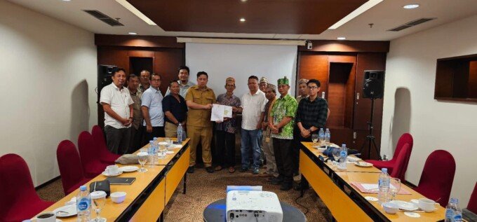 Bupati Lamandau Rizky Aditya Putra, bersama perwakilan masyarakat Tapin Bini dan Perusahaan PT Pilar Wanapersada, saat melaksanakan mediasi bersama, belum lama tadi.