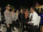 Wali Kota Palangka Raya, Fairid Naparin (tengah) bersama jajaran Polda Kalteng meninjau perayaan malam puncak Paskah di TPU KM.12, Sabtu (4/4).