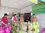 PALANGKA RAYA TIM DPKUKMP Kota Palangka Raya memantau harga elpiji di pangkalan, Selasa (7/4).
