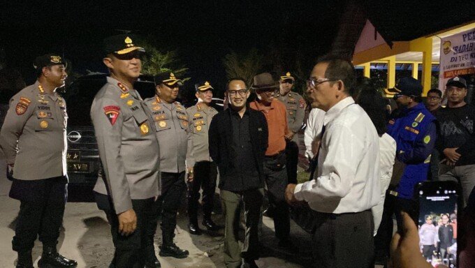 Wali Kota Palangka Raya, Fairid Naparin (tengah) bersama jajaran Polda Kalteng meninjau perayaan malam puncak Paskah di TPU KM.12, Sabtu (4/4).