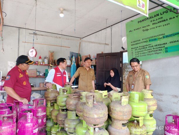 TIM DPKUKMP Kota Palangka Raya memantau harga elpiji di pangkalan, Selasa (7/4).