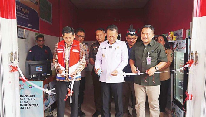 Wakil Wali Kota Palangka Raya, Achmad Zaini meresmikan gerai Koperasi Kelurahan Merah Putih Kecamatan Jekan Raya, baru-baru ini.