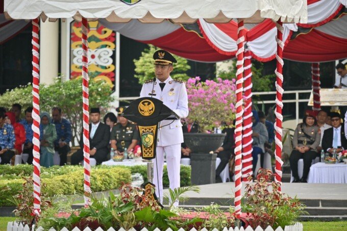 Wali Kota Palangka Raya, Fairid Naparin memimpin Apel Hari Otda ke 30 Tahun 2026, di halaman Kantor Wali Kota, Senin (27/4).