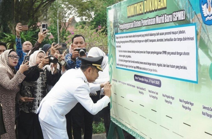Wali Kota Palangka Raya, Fairid Naparin menandatangani komitmen bersama penyelenggaraan SPMB, di halaman Kantor Wali Kota, Senin (27/4).