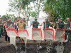 Wali Kota Palangka Raya, Fairid Naparin bersama Pangdam XXII/ Tambun Bungai dan jajaran memasukkan adukkan semen sebagai tanda dimulainya pembangunan Jembatan Perintis Garuda di Jalan Bengari 2, Senin (6/4).