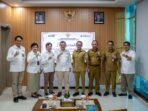 Wali Kota Palangka Raya, Fairid Naparin (tengah) foto bersama usai menyerahkan LKPD 2025 ke BPK RI Perwakilan Provinsi Kalteng, Selasa (7/4).