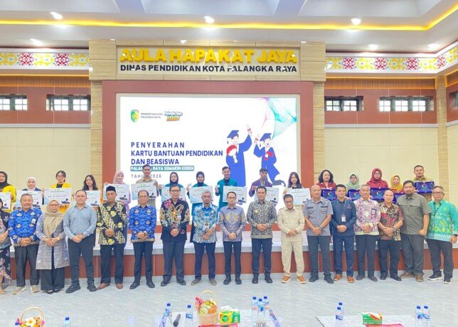 Wali Kota Palangka Raya, Fairid Naparin (tengah) membuka peresmian aula Hapakat Jaya Kantor Disdik Kota Palangka Raya, baru-baru ini.