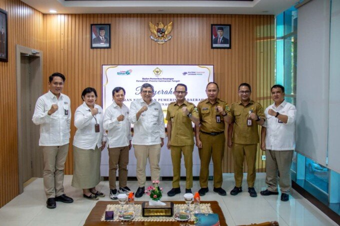 Wali Kota Palangka Raya, Fairid Naparin (tengah) foto bersama usai menyerahkan LKPD 2025 ke BPK RI Perwakilan Provinsi Kalteng, Selasa (7/4).